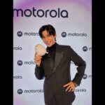 目黒蓮が袖口からレースちらり。タートルネック×ジャケットのシックな装いと笑顔のギャップに「かっこいいとかわいいのブレンド」「眼福」の声