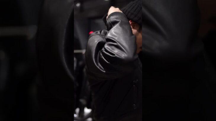 ボマージャケットをモダイナイズしシンプルに纏めたレザージャケット。